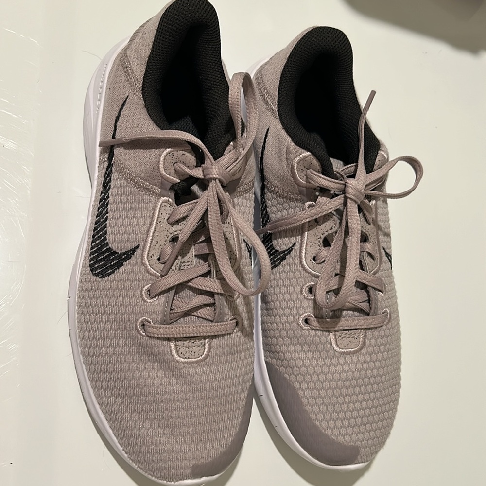 Women’s Nike size 8 Flex Experience 11 Running shoe. Color amethyst. - Picture 4 of 5